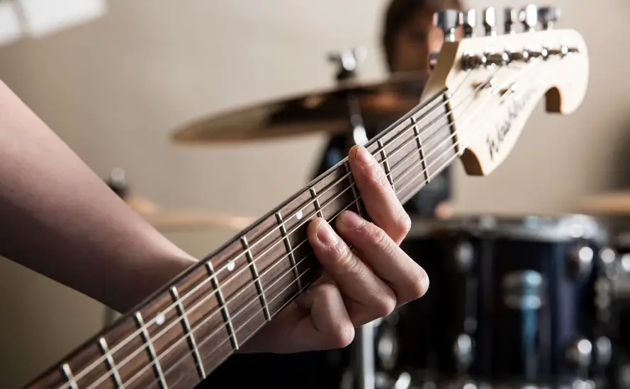 how to toughen fingertips for guitar 